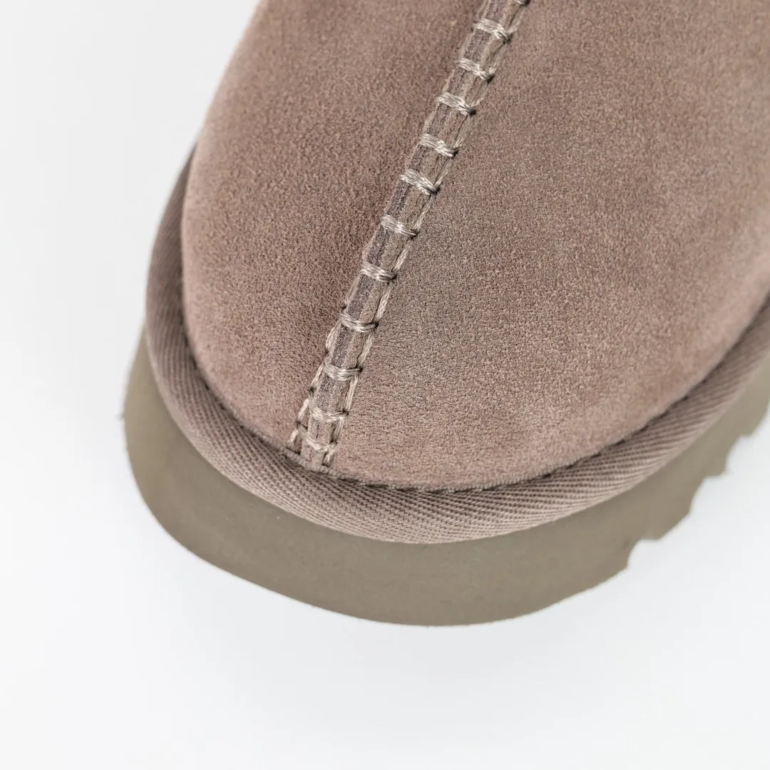 Pick up locally 💰560 Core recommended good price It is a very suitable choice for home use. In recent years, uug has launched a series of styles, which are partially geared towards the preferences of young consumers and have also moved to the forefront of fashion trends. Shoe body material: water-repellent coated suede upper, 17 mm UGGPURE™ implantable wool insole, lightweight non-slip and comfortable rubber outsole, with brand LOGO and trademark, with full packaging Size: 35 36 37 38 39 40